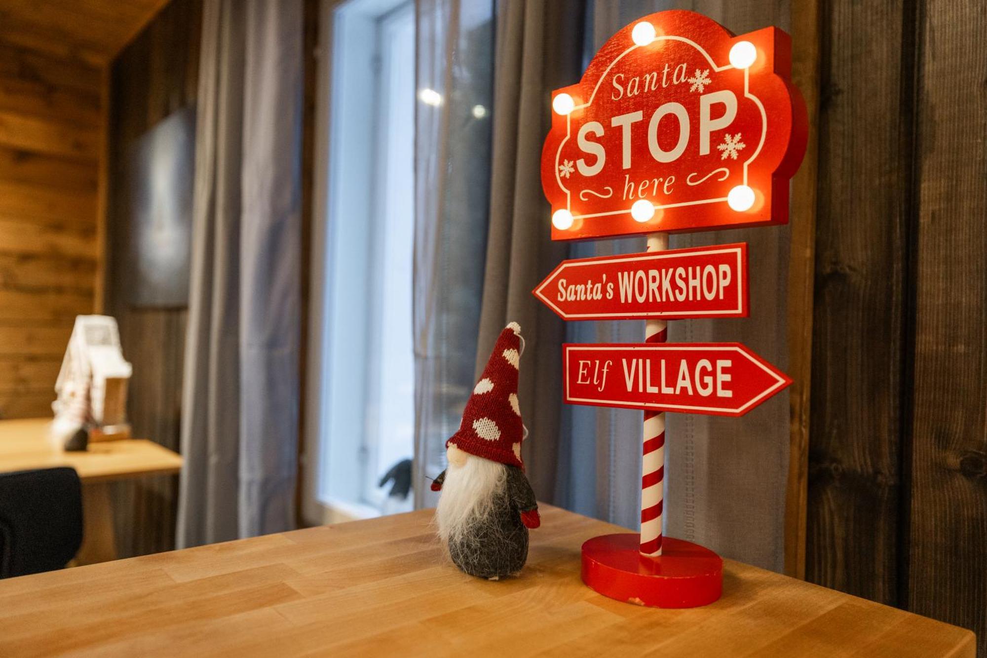 Art House Of Lady Christmas Villa Rovaniemi